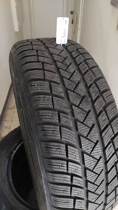 Гуми 225/65R17, Vredestein, Грайфер 7+ мм, DOT 3524. Купувани преди по-малко от 1г, ползвани само 1 сезон, дек-фев. Минах на гуми А/Т.