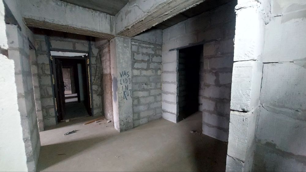 Сотувда 2хонали 3 каватда жойлашган 63м2 коробка уй