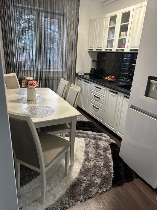 Vand Apartament 3 camere  etaj 2 Renovat