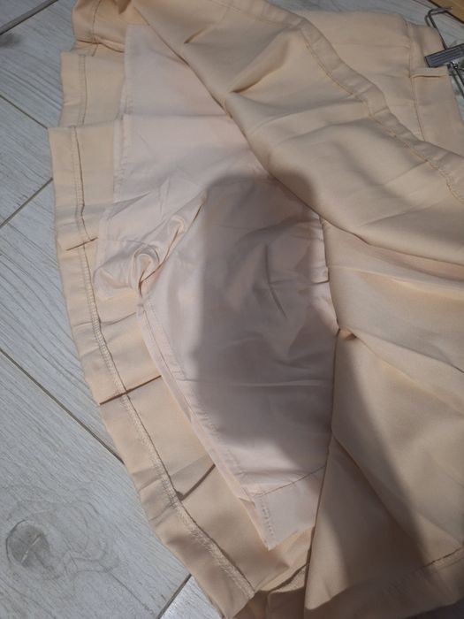 Бежова нова плисирана пола