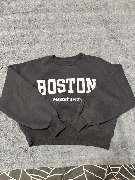 Тъмносив кроп суичър Sinsay „BOSTON“ (Размер XS) – Обличан броени пъти