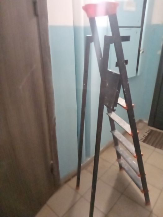 Стремянка б/у. Не хватает деталей