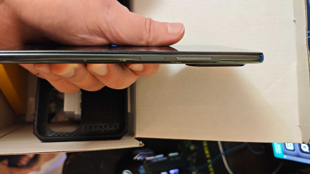 Продам смартфон Xiaomi POCO F3