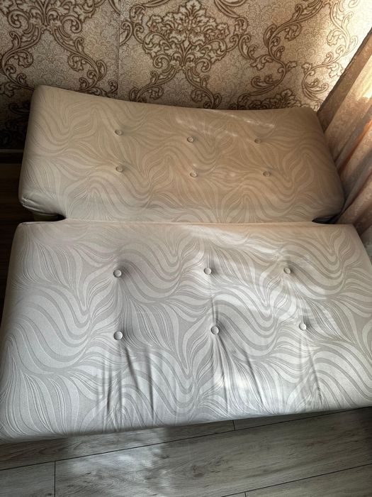 Продаю диван в хорошем состояний. 2+1