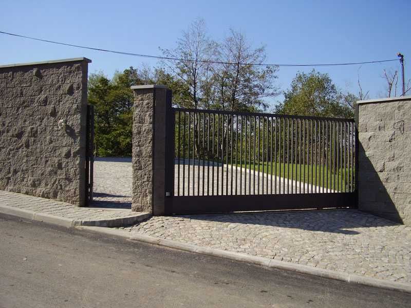 Бетонни / бетонови огради от рустик блокчета имитиращи дялан камък