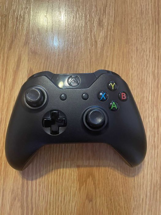 Xbox One (functional) 500 GB + 2 controllere (defecte)