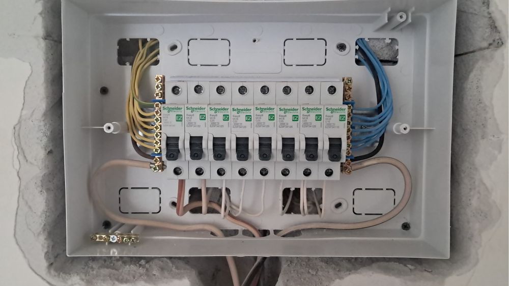 Через 29минут Ваш опытный Электрик+Мастер на Час решит проблему