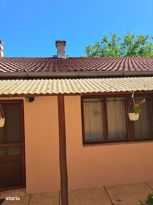 Casă Rogerius zona str. Lacul Roșu-Iasomiei 3 camere, bucătărie, 2 băi