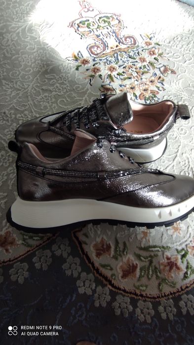 Кроссовки НОВЫЕ  отдам дешево