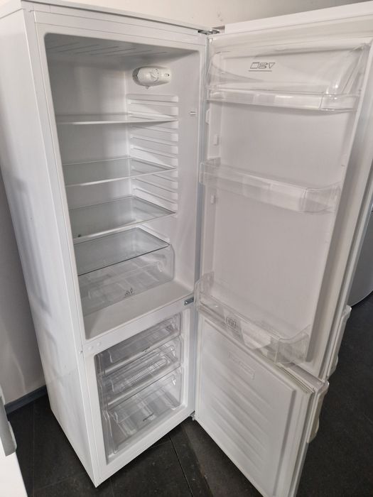 Хладилник с фризер Electrolux A++ 55 см широк