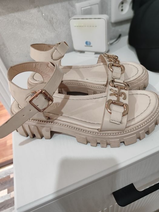 Продам женские сандалии