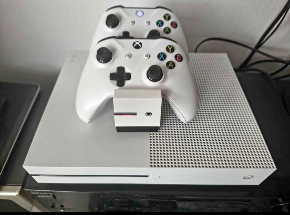 Vând Xbox one  s