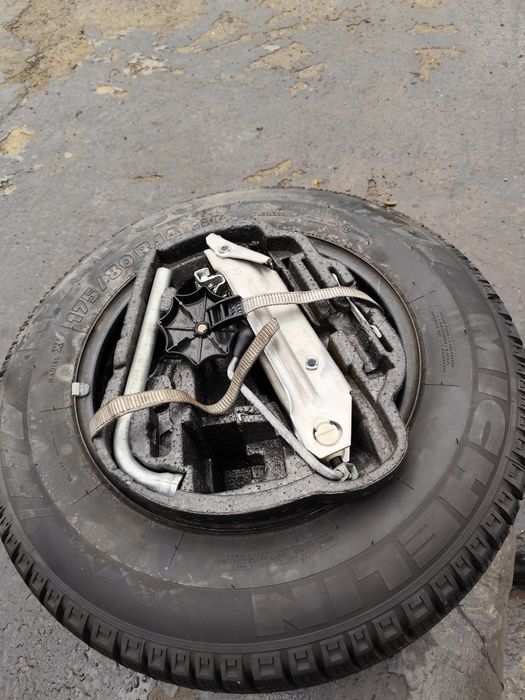 Продавам   резервна джанта с гума комплект голф 4