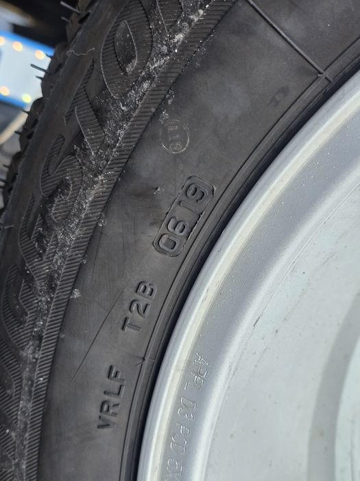 4 Броя 215/65/17 Bridgestone 2x7,8mm 2x6,5mm