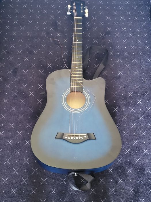 Chitară acustică/electroacustică Blue Sunburst + Husă inclusă (Necesită schimbarea unei corzi)