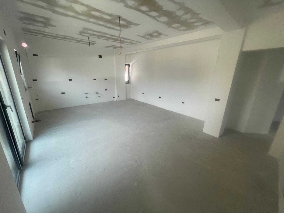 Cladire cu apartamente+spatiu comercial zona Shopping City Tg-Jiu