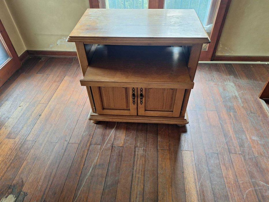 Дървен ТВ шкаф с вратички и отворен рафт