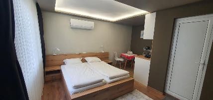 Предлагам новообзаведено студио до Морска градина