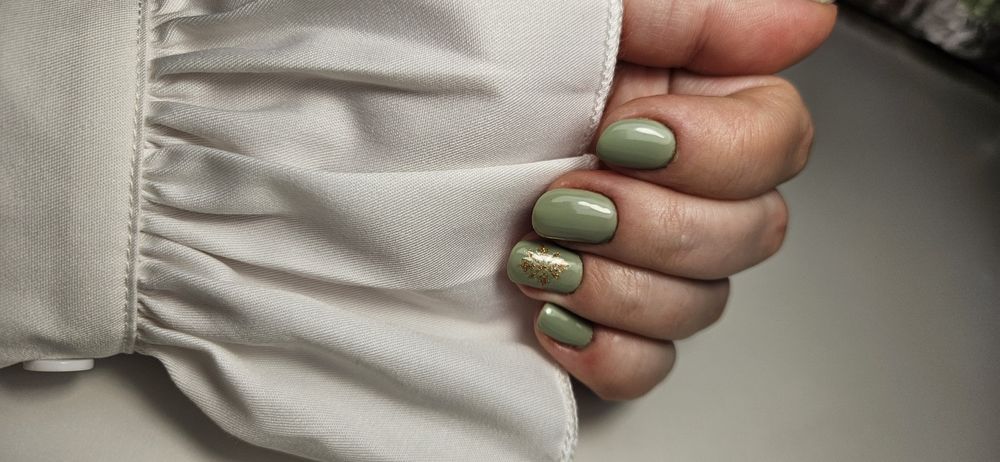 Manichiura construcție, întreținere cu gel sau semi