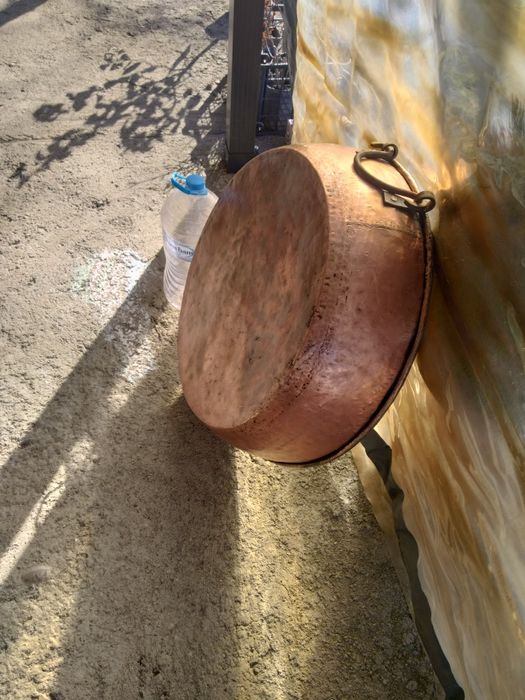 Продавам огромна масивна медна тава тежка и масовна Уникална