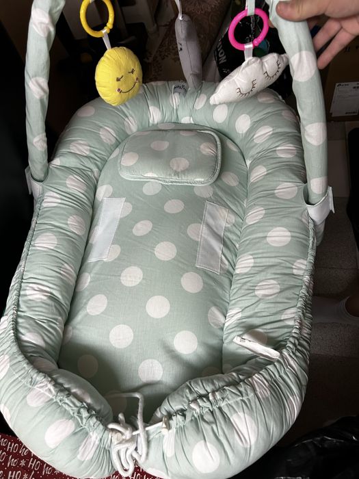 Бебешко гнездо с висящи играчки