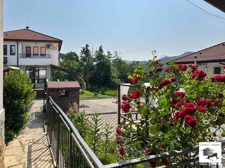 125180 Ваканционен комплекс с 4 къщи, басейн и BBQ зони в с. Бадевци