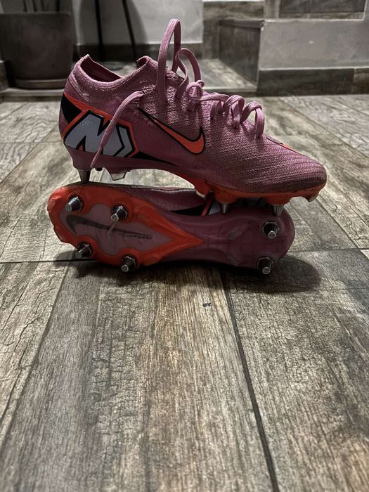 Бутонки Nike mercurial elite sg[метални шипове] използвани само 3мача цена 149.99€!Има резервни шипове и ключ за затягане специално на бутонките!
