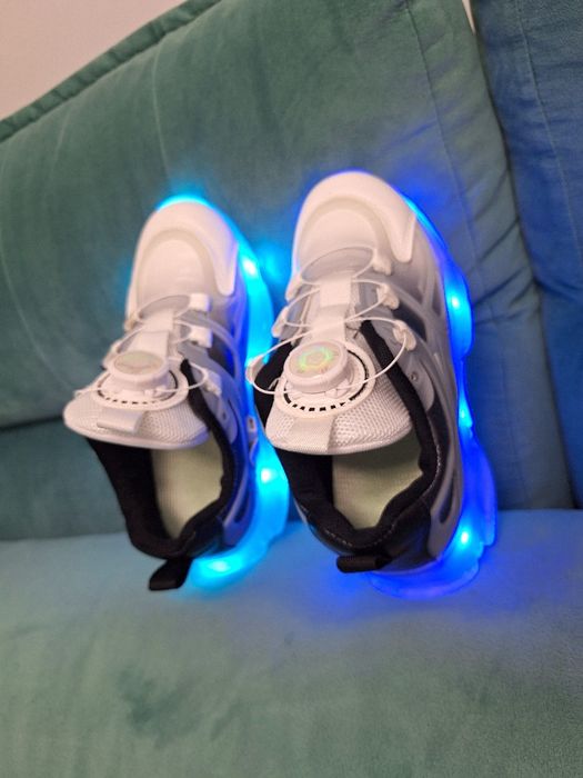 Adidași sport cu leduri