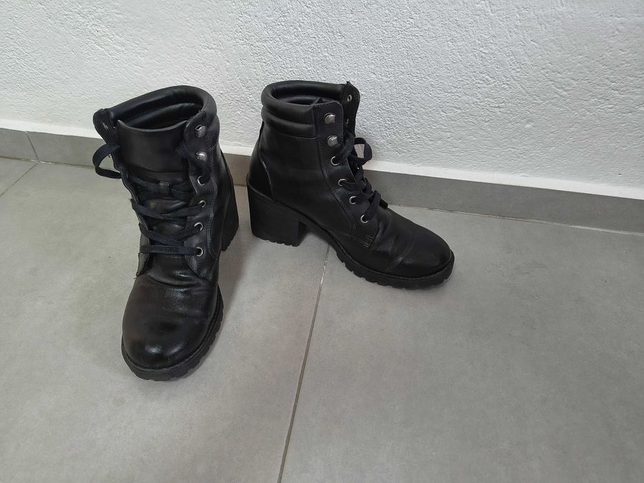 Три чифта боти и един- бели маратонки