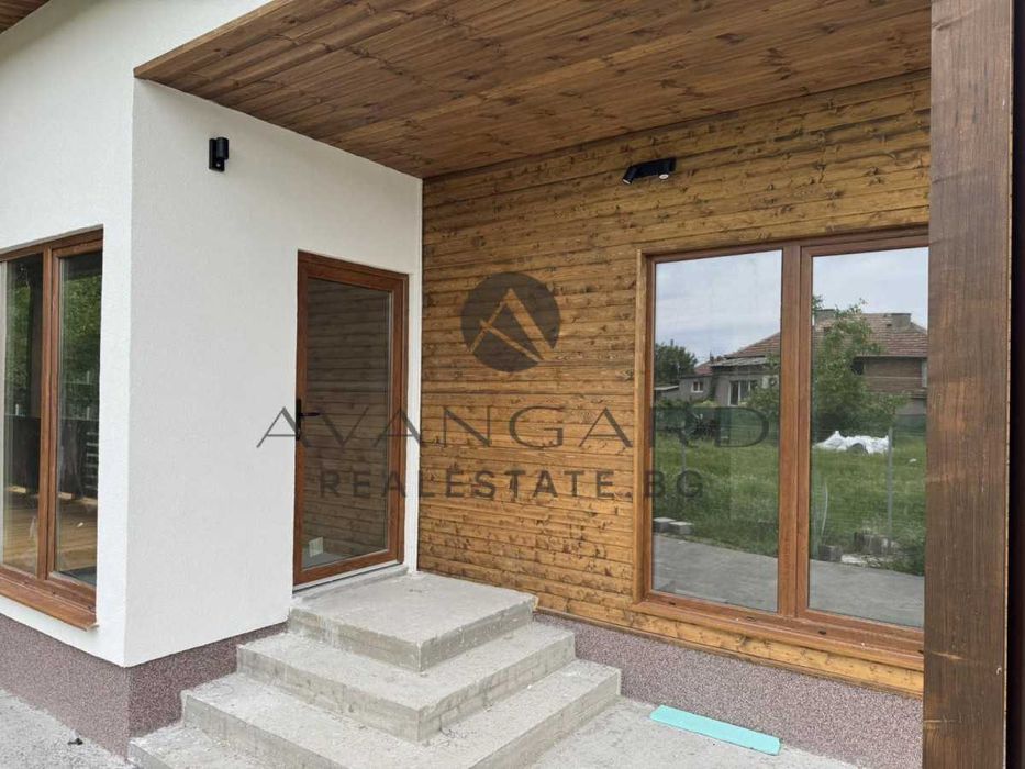 оф.23318 Самостоятелна къща с двор/ с.Цалапица