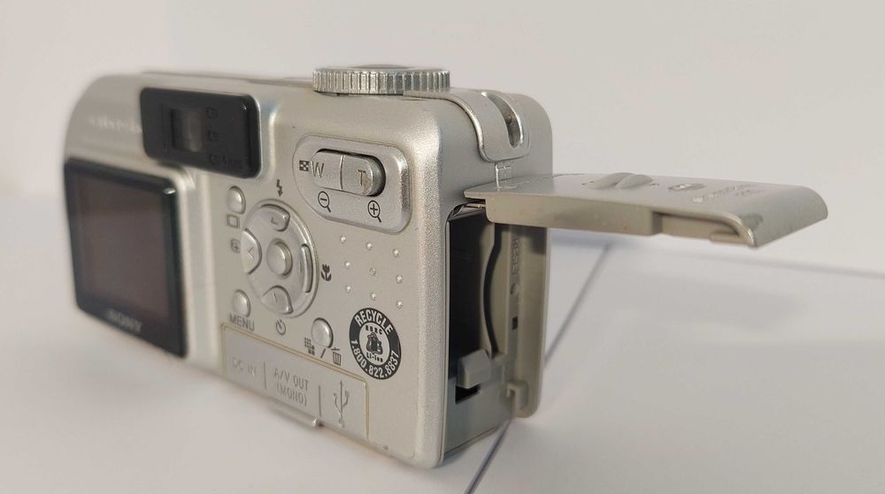 Sony DSCP8 Cyber-shot 3.2MP Digital Camera w/3x Optical Zoom