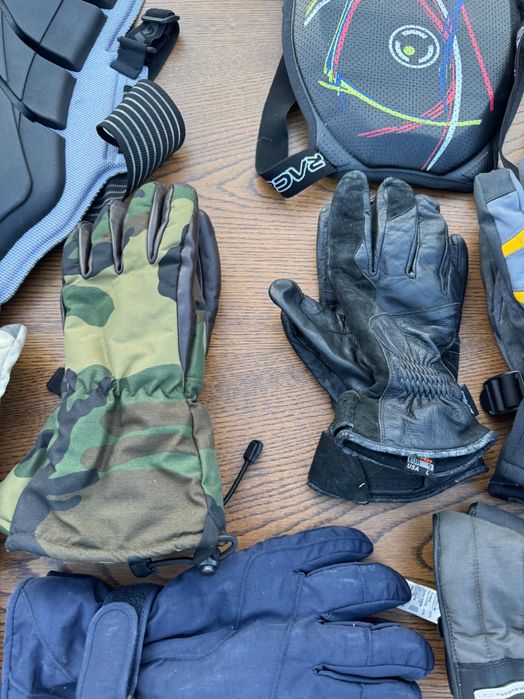 8 perechi Mănuși Moto plus 2 protecții coloana