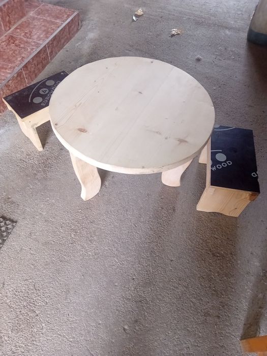 Măsuță cu scaunele