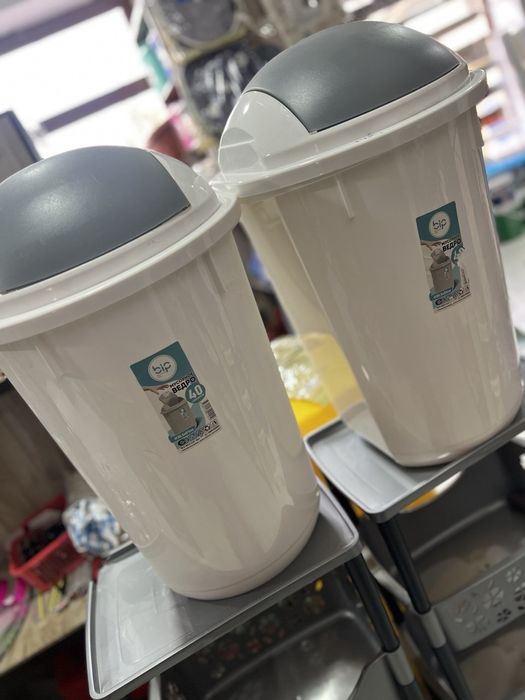 Мусорные ведра разные