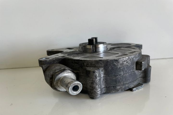 Pompa vacuum  03L145100F Volkswagen VW Passat B7