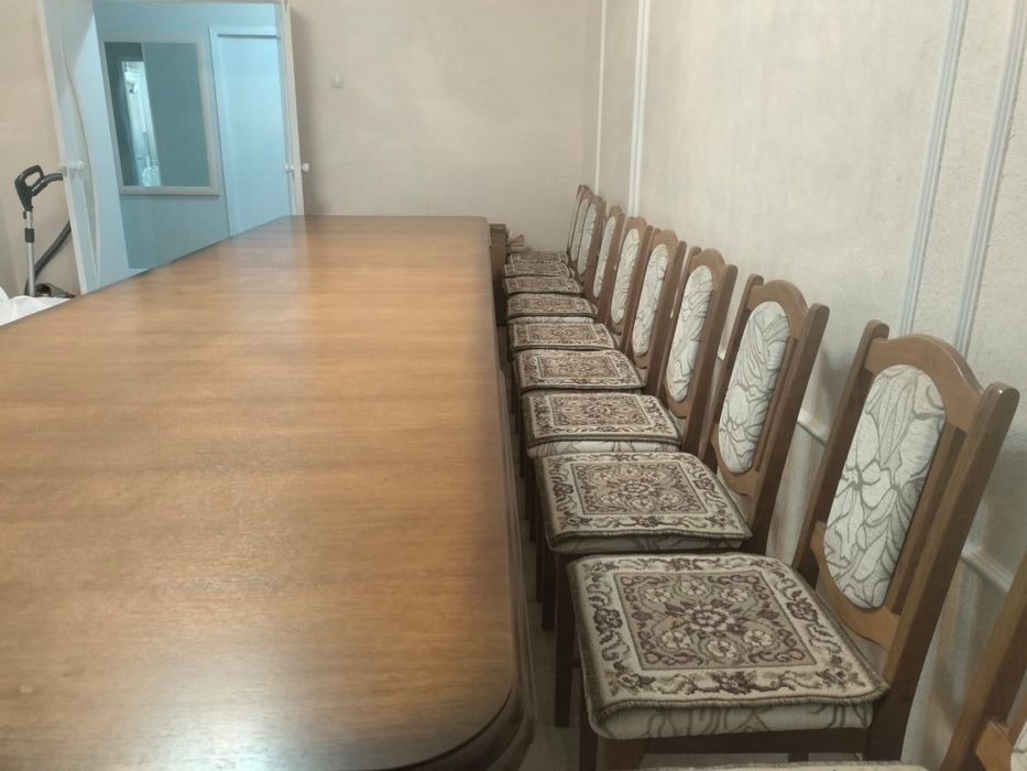 Большой дубовый стол со стульями