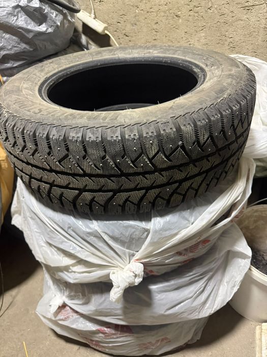 Шины зимние шипы Bridgestone 7000