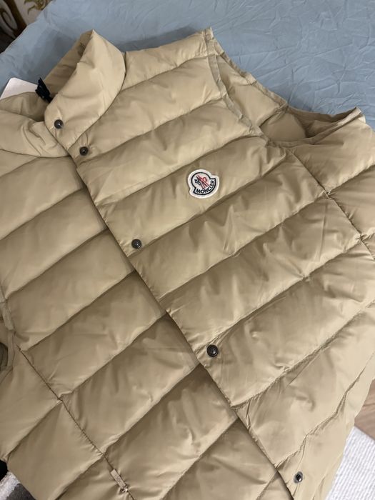 Новая с биркой жилет от moncler