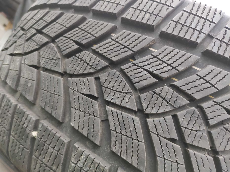 2бр Зимни гуми 275 45 21 - Goodyear DOT 2022