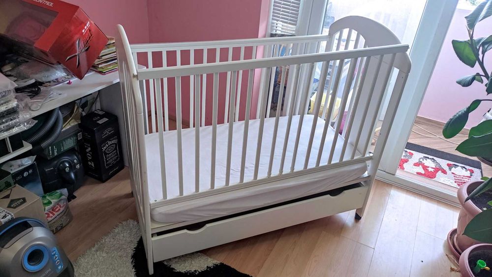 Бебешко легло-кошара 60×120 бяло дървено + матрак | чекмедже, колелца