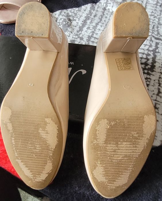 Vând pantofi mărime 38