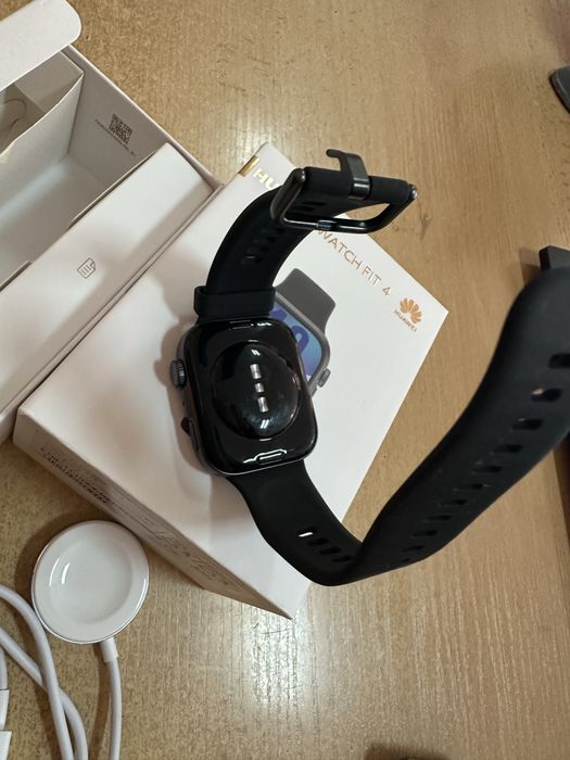 Часовник Huawei Watch Fit 4