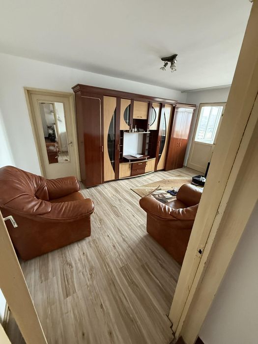 Vând apartament semidecomandat-Craiovita Nouă