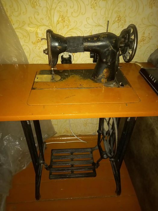 Продам 2 швейные машинки,  в рабочем  состоянии .
