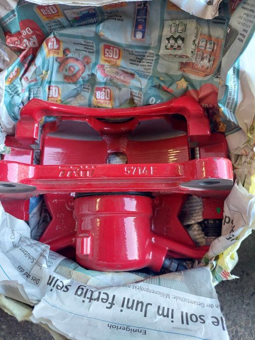 Комплект нови оригинални предни спирачни апарати Vw/Audi/Skoda/Seat