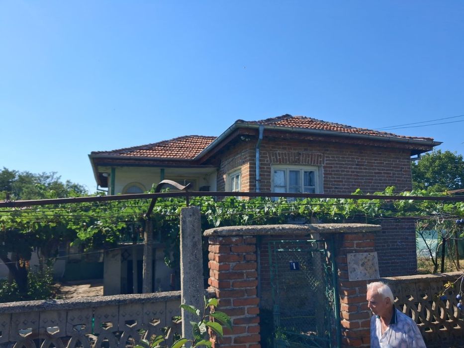 Продавам къща в с.Правище