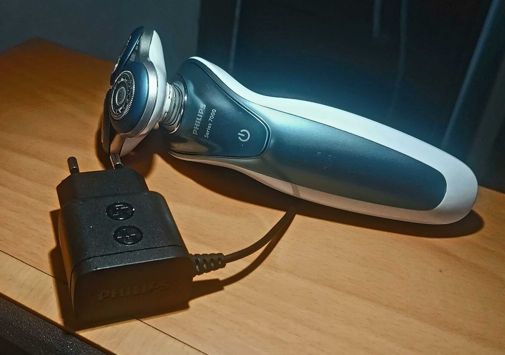 Aparat de Ras Philips Series 7000 S7370 – Protecție Piele Sensibilă