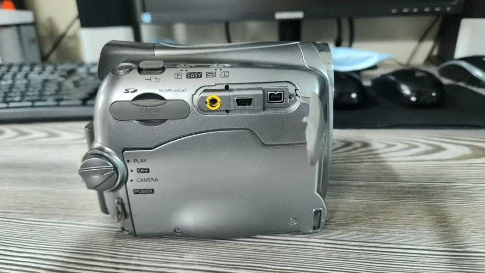 Видеокамера Sony СОТИЛАДИ!