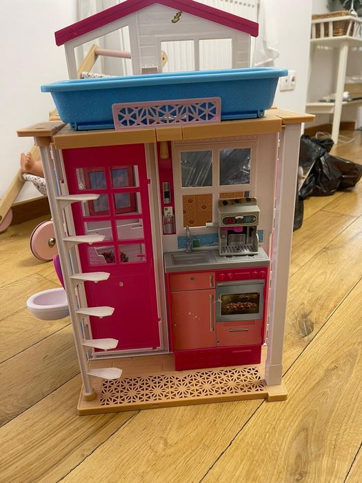 Căsuța Barbie + dressing Barbie