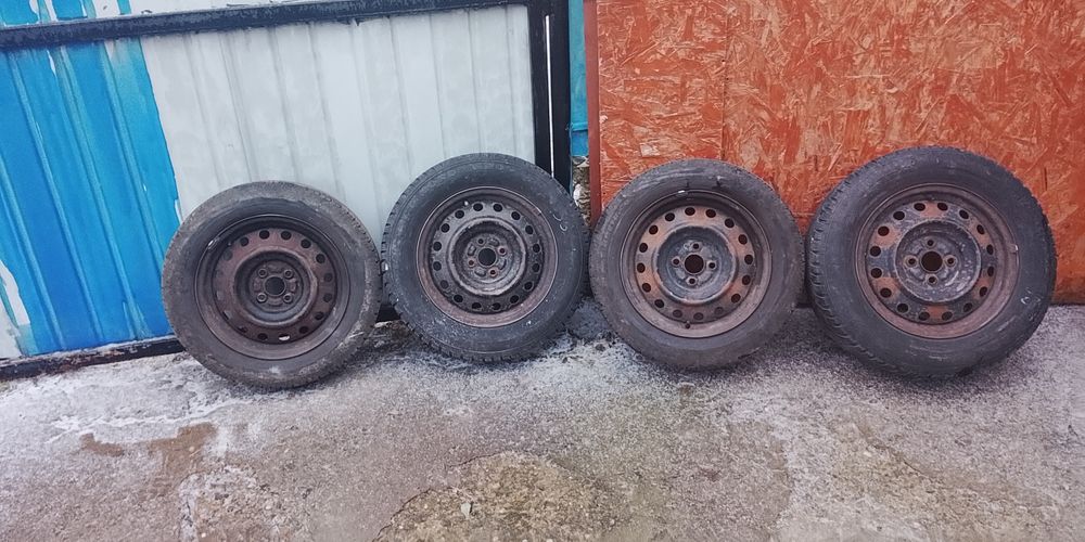 Roți cu totul de cauciucuri jante de otel Toyota corolla  două cauciuc